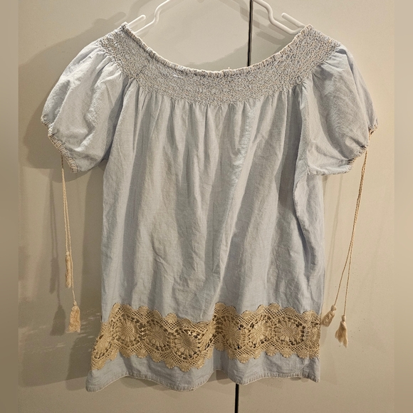 Rose & Rose Womans Medium Blue/Cream Embroderied Short Sleeve Blouse - Picture 3 of 5